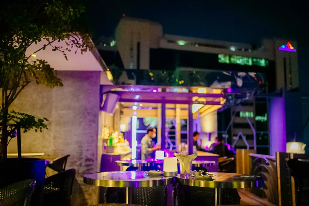 ดนตรีหลากสไตล์จาก DJ ที่บาราคูด้า Rooftop Bar